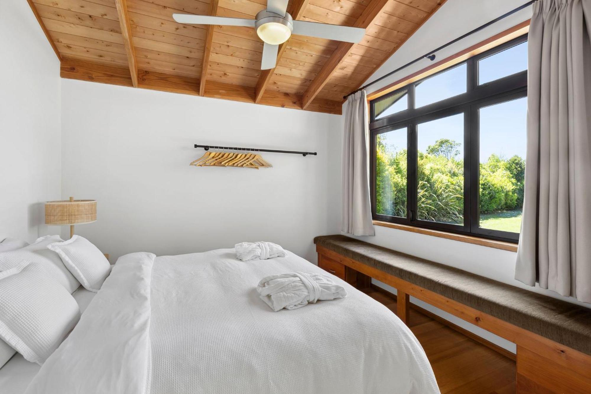 Adrift In Golden Bay- Absolute Beachfront Villas (Adults Only) Collingwood Exterior photo
