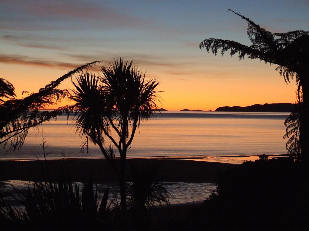 Adrift In Golden Bay- Absolute Beachfront Villas (Adults Only) Collingwood Room photo